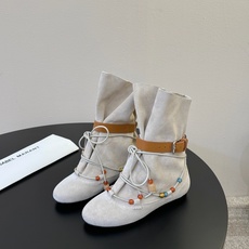 isabel marant 新款秀场 “酷奢游牧风,图腾刺绣与串珠流苏等丰富了款式的呈现,或粗犷、或细腻 isabel marant 新款秀场 “酷奢游牧风,图腾刺绣与串珠流苏等丰富了款式的呈现,或粗犷、或细腻