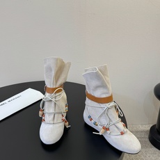 isabel marant 新款秀场 “酷奢游牧风,图腾刺绣与串珠流苏等丰富了款式的呈现,或粗犷、或细腻 isabel marant 新款秀场 “酷奢游牧风,图腾刺绣与串珠流苏等丰富了款式的呈现,或粗犷、或细腻