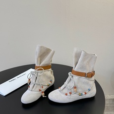 isabel marant 新款秀场 “酷奢游牧风,图腾刺绣与串珠流苏等丰富了款式的呈现,或粗犷、或细腻 isabel marant 新款秀场 “酷奢游牧风,图腾刺绣与串珠流苏等丰富了款式的呈现,或粗犷、或细腻