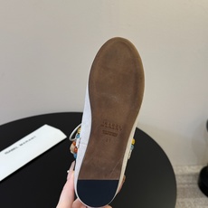 isabel marant 新款秀场 “酷奢游牧风,图腾刺绣与串珠流苏等丰富了款式的呈现,或粗犷、或细腻 isabel marant 新款秀场 “酷奢游牧风,图腾刺绣与串珠流苏等丰富了款式的呈现,或粗犷、或细腻