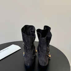 isabel marant 新款秀场 “酷奢游牧风,图腾刺绣与串珠流苏等丰富了款式的呈现,或粗犷、或细腻 isabel marant 新款秀场 “酷奢游牧风,图腾刺绣与串珠流苏等丰富了款式的呈现,或粗犷、或细腻