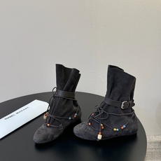 isabel marant 新款秀场 “酷奢游牧风,图腾刺绣与串珠流苏等丰富了款式的呈现,或粗犷、或细腻 isabel marant 新款秀场 “酷奢游牧风,图腾刺绣与串珠流苏等丰富了款式的呈现,或粗犷、或细腻