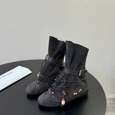 isabel marant 新款秀场 “酷奢游牧风,图腾刺绣与串珠流苏等丰富了款式的呈现,或粗犷、或细腻 isabel marant 新款秀场 “酷奢游牧风,图腾刺绣与串珠流苏等丰富了款式的呈现,或粗犷、或细腻