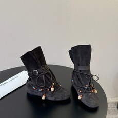 isabel marant 新款秀场 “酷奢游牧风,图腾刺绣与串珠流苏等丰富了款式的呈现,或粗犷、或细腻 isabel marant 新款秀场 “酷奢游牧风,图腾刺绣与串珠流苏等丰富了款式的呈现,或粗犷、或细腻
