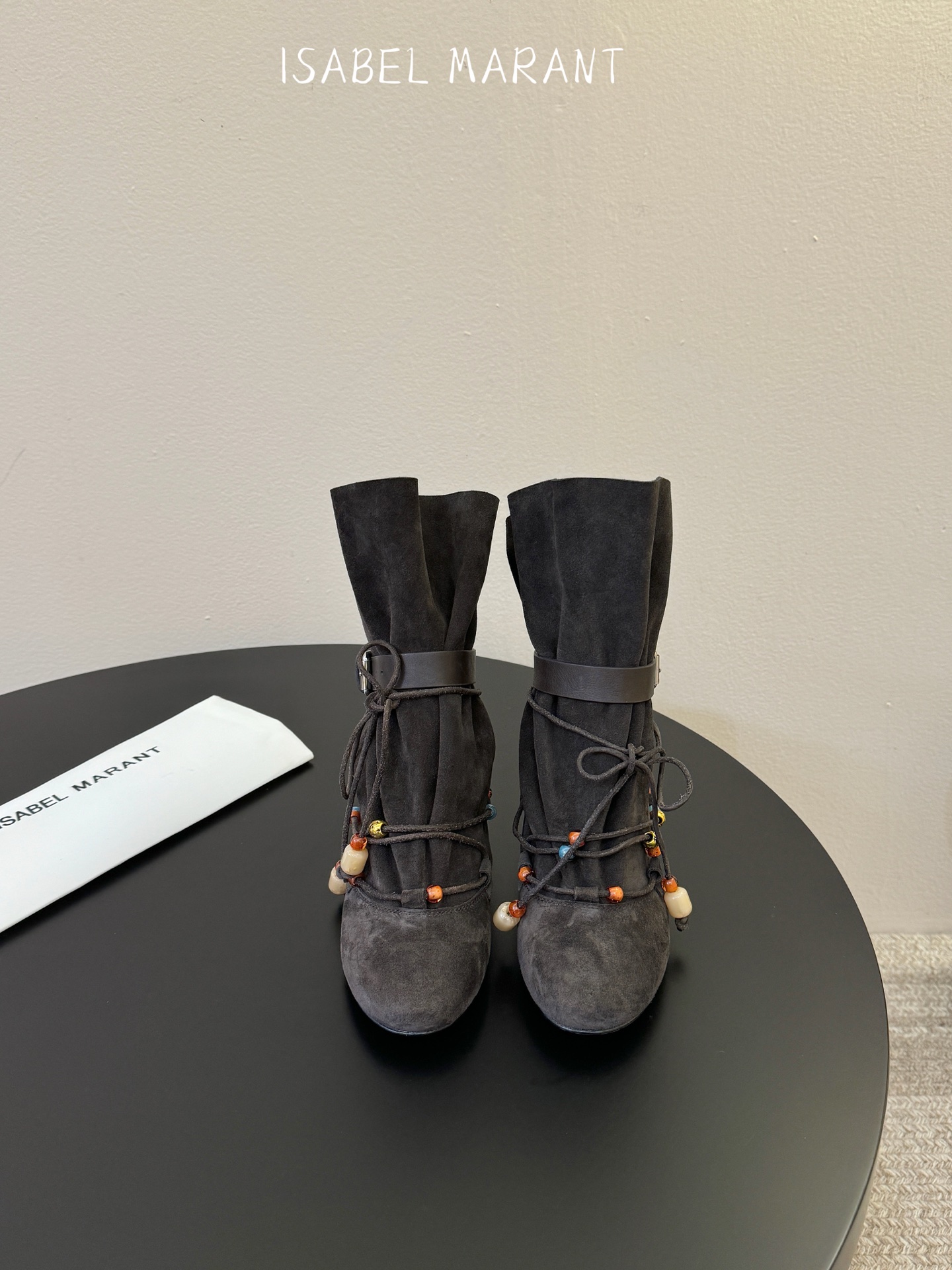 isabel marant 新款秀场 “酷奢游牧风，图腾刺绣与串珠流苏等丰富了款式的呈现，或粗犷、或细腻