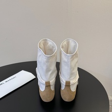 Isabel Maran* 褶皱短靴难得让我眼前一亮的小靴子 褶皱设计慵懒随性 进出专柜无压力 一眼心 Isabel Maran* 褶皱短靴难得让我眼前一亮的小靴子 褶皱设计慵懒随性 进出专柜无压力 一眼心