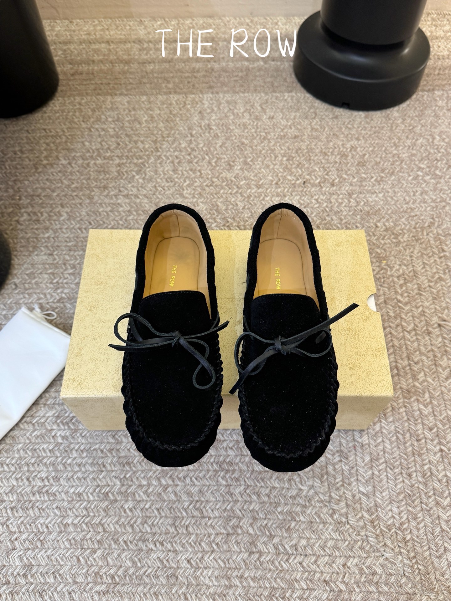 NO:904445,The Row 26 new spring and summer very simple shoes!  It is said that these are the most beautiful Mary Jane sandals of the year, with French elegance, high-end and fashionable, both salty and sweet, artistic and elegant!  Whether you pair it with a short skirt and shorts and casual pants in the summer, or you pair it with a short skirt and a windbreaker in the autumn and winter, it always looks high-end, full of femininity, and you won’t feel tired when wearing gold heels!  Good to wear and good-looking. Material: high mercerized cowhide. Cow leather lining for foot pads. Outsole molded rubber sole. Size 35-39 (40. can be customized), loafers, loafers, sandals, mary jane, skirts, shorts, cowhide, gold.19860909The Row 26春夏新款极简单鞋！ 据说这是本年度最美丽的玛丽珍凉鞋,法式优雅气质在线、高级又时髦,可盐可甜,文艺又气质！无论是夏天配短裙配短裤休闲裤,还是秋冬配短裙配风衣,都是妥妥的高级感,女人味爆满,黄金跟高穿着不累！好穿又好看 材料高丝光牛绒 内里垫脚牛皮 大底开模橡胶底 尺码35-39（40.可以定制）,乐福鞋,loafers,sandals,mary jane,skirts,shorts,cowhide,gold,Women's Shoes