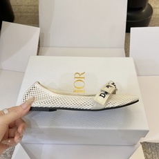 Dio*26ss夏季新款网纱蝴蝶结平底单鞋自带法式温柔氛围感,镂空网纱面料通透轻盈,鞋头缀有字母印花蝴蝶 Dio*26ss夏季新款网纱蝴蝶结平底单鞋自带法式温柔氛围感,镂空网纱面料通透轻盈,鞋头缀有字母印花蝴蝶