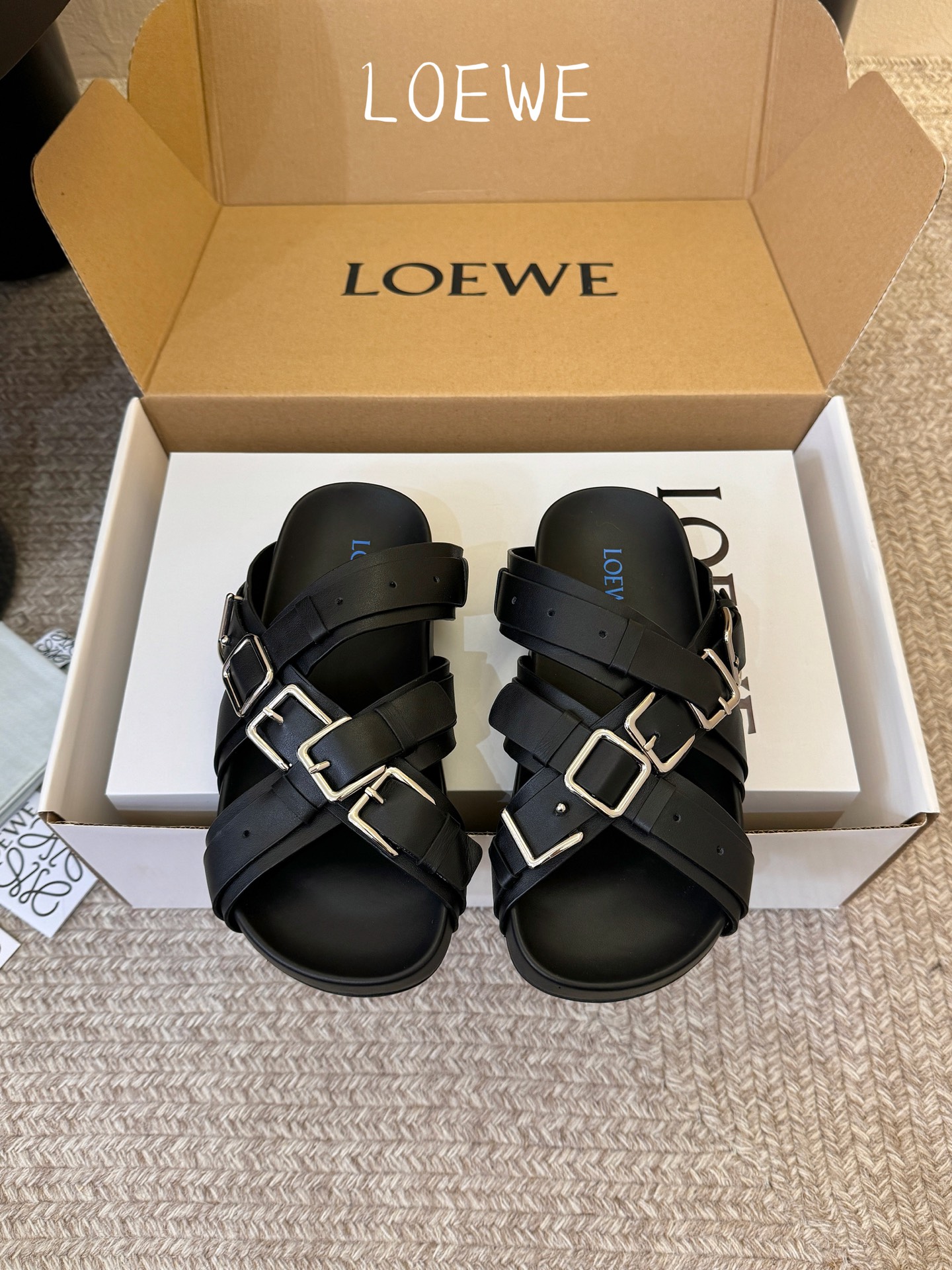 LOEW*26ss夏季新款多扣带厚底休闲凉拖自带高级随性的度假氛围感，多条交叉绑带搭配金属方扣设计，利落