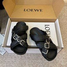 LOEW*26ss夏季新款多扣带厚底休闲凉拖自带高级随性的度假氛围感,多条交叉绑带搭配金属方扣设计,利落 LOEW*26ss夏季新款多扣带厚底休闲凉拖自带高级随性的度假氛围感,多条交叉绑带搭配金属方扣设计,利落