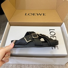 LOEW*26ss夏季新款多扣带厚底休闲凉拖自带高级随性的度假氛围感,多条交叉绑带搭配金属方扣设计,利落 LOEW*26ss夏季新款多扣带厚底休闲凉拖自带高级随性的度假氛围感,多条交叉绑带搭配金属方扣设计,利落