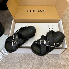 LOEW*26ss夏季新款多扣带厚底休闲凉拖自带高级随性的度假氛围感,多条交叉绑带搭配金属方扣设计,利落 LOEW*26ss夏季新款多扣带厚底休闲凉拖自带高级随性的度假氛围感,多条交叉绑带搭配金属方扣设计,利落