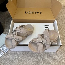 LOEW*26ss夏季新款多扣带厚底休闲凉拖自带高级随性的度假氛围感,多条交叉绑带搭配金属方扣设计,利落 LOEW*26ss夏季新款多扣带厚底休闲凉拖自带高级随性的度假氛围感,多条交叉绑带搭配金属方扣设计,利落