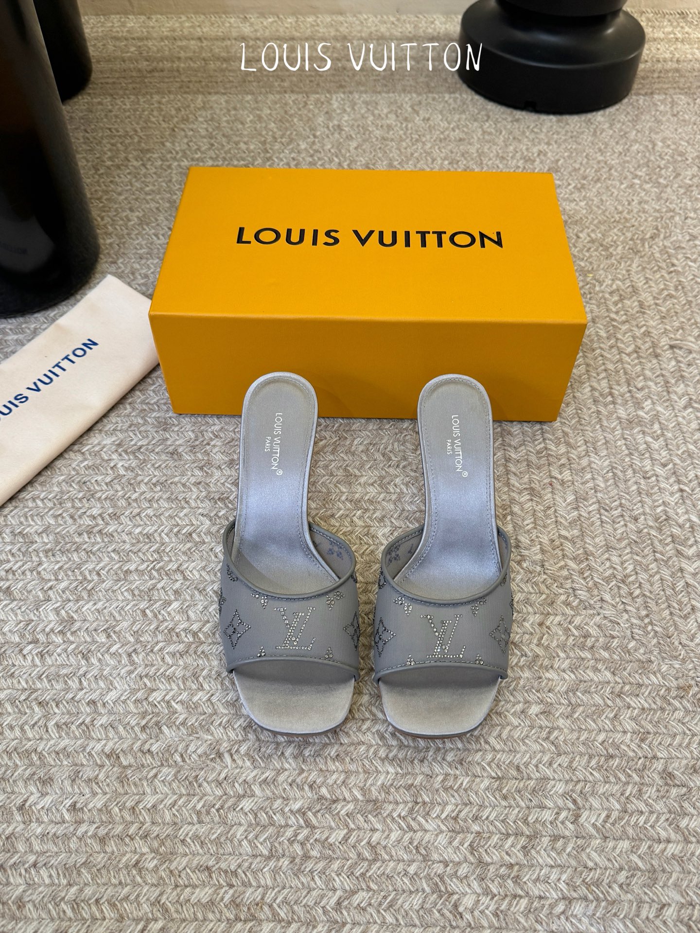 NO:905441,LV Gala Rhinestone Mule Pointed Toe Slippers｜Put presbyopia starlight on your feet. Who can resist this pair of fairy high heels with soft light!  Mesh see-through upper + Monogram presbyopia full of diamonds, the diamond surface reflects the fine luster, and the instep is looming, sexy and high-end, it is completely the shoe for the hostess on the red carpet at the dinner party. The pointed toe elongates the leg line, the 7.5 slender heel is online for stability, the imported genuine leather outsole, the Muller drag is friendly to lazy people, and the satin lining does not wear the feet for a long time.  size35-39 (customized at 34.40.41.42), high heels and slippers, louis vuitton, louis vuitton, louis vuitton, high heels, slippers, Leather soles19860909LV 驴家·Gala水钻穆勒尖头拖鞋｜把老花星光穿在脚上 谁能拒绝这双自带柔光的仙女高跟！ 网纱透视鞋面+满钻Monogram老花,钻面折射细碎光泽,若隐若现露出脚背,性感又高级,完全是晚宴红毯女主鞋款. 尖头拉长腿部线条,7.5细跟稳度在线,进口真皮大底,穆勒拖一脚蹬懒人友好,缎面内里久穿不磨脚. size35-39（34.40.41.42定做）,高跟鞋拖鞋,louis vuitton,louis vuitton,louis vuitton,high heels,slippers,Leather soles,Women's Shoes
