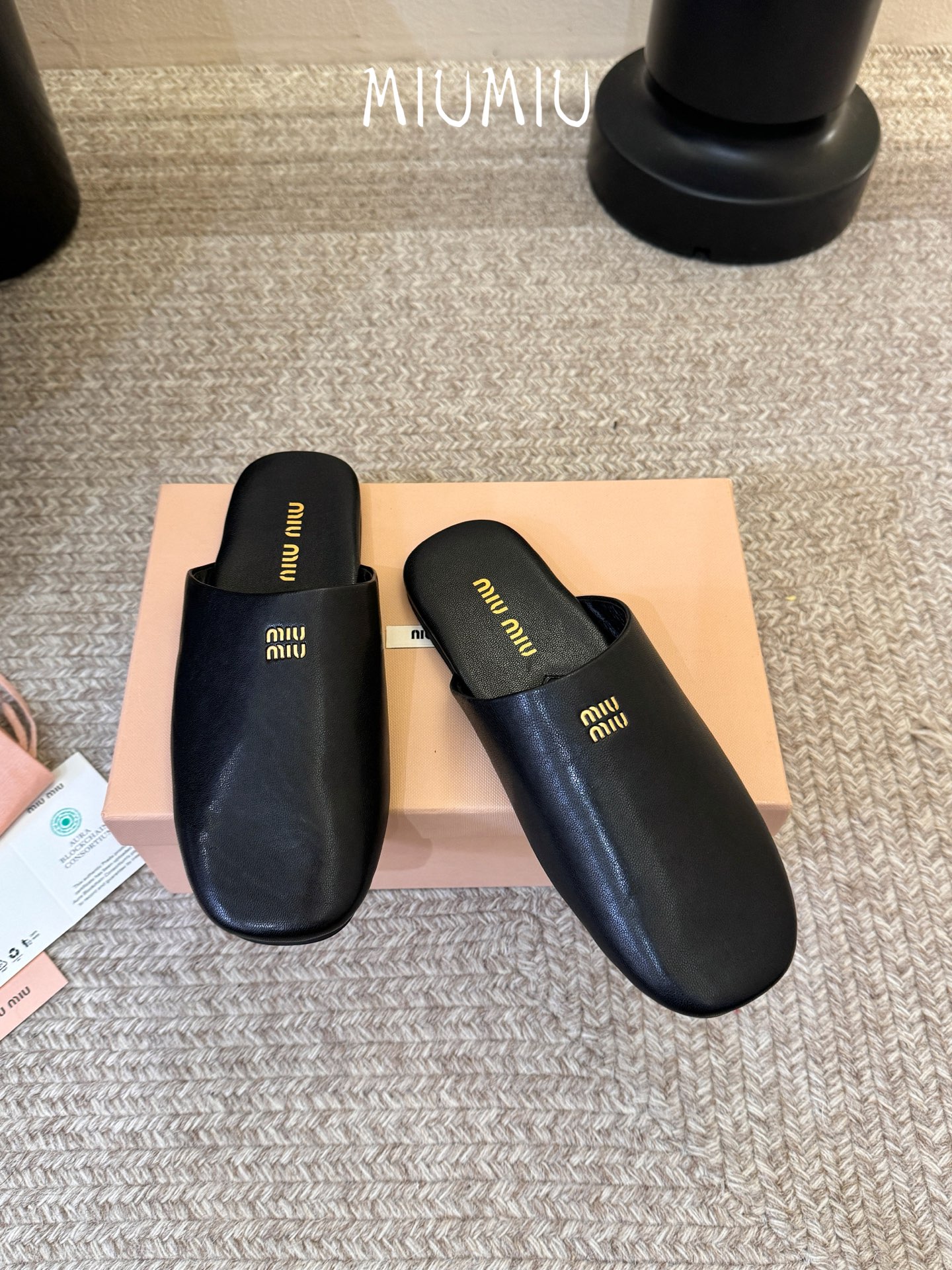 独家上新Miu Miu穆勒鞋拖鞋包头小羊皮半拖Zp开发 原版拆卸 对版拖鞋秒杀市面版本 Miu真的太少女