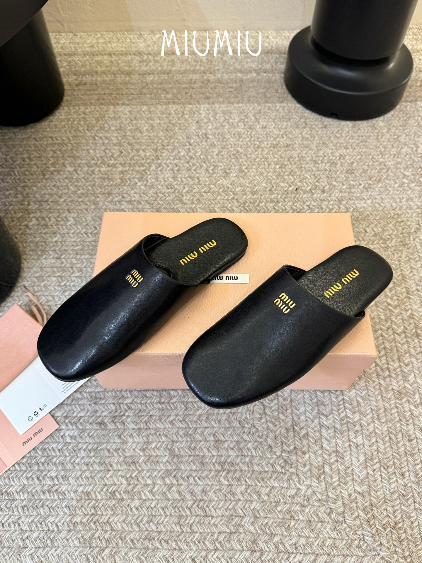 独家上新Miu Miu穆勒鞋拖鞋包头小羊皮半拖Zp开发 原版拆卸 对版拖鞋秒杀市面版本 Miu真的太少女