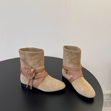 isabel marant 新款秀场 “酷奢游牧风,图腾刺绣与串珠流苏等丰富了款式的呈现,或粗犷、或细腻 isabel marant 新款秀场 “酷奢游牧风,图腾刺绣与串珠流苏等丰富了款式的呈现,或粗犷、或细腻