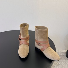 isabel marant 新款秀场 “酷奢游牧风,图腾刺绣与串珠流苏等丰富了款式的呈现,或粗犷、或细腻 isabel marant 新款秀场 “酷奢游牧风,图腾刺绣与串珠流苏等丰富了款式的呈现,或粗犷、或细腻