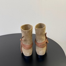 isabel marant 新款秀场 “酷奢游牧风,图腾刺绣与串珠流苏等丰富了款式的呈现,或粗犷、或细腻 isabel marant 新款秀场 “酷奢游牧风,图腾刺绣与串珠流苏等丰富了款式的呈现,或粗犷、或细腻