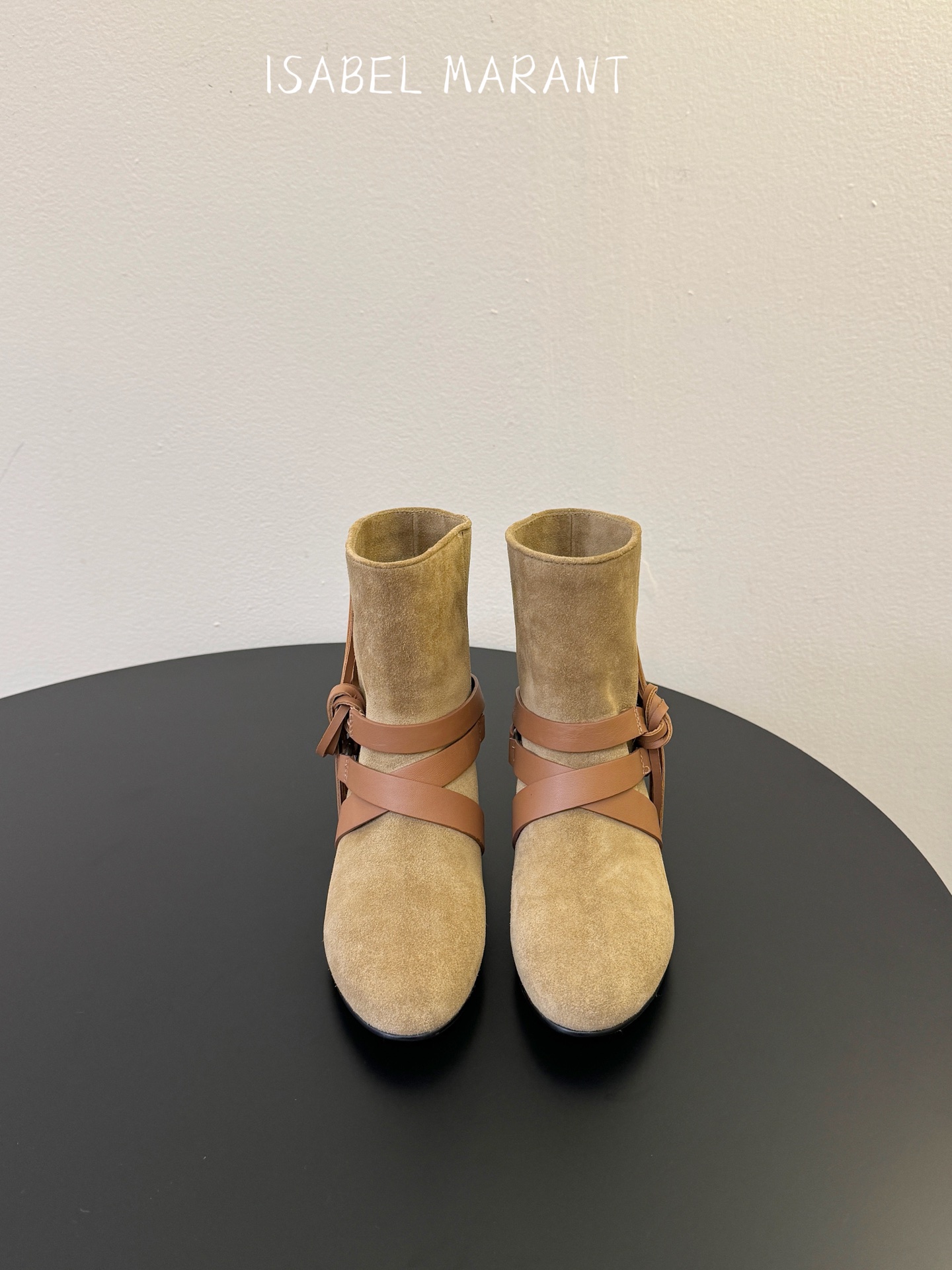 isabel marant 新款秀场 “酷奢游牧风，图腾刺绣与串珠流苏等丰富了款式的呈现，或粗犷、或细腻
