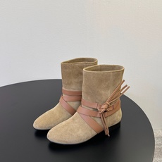 isabel marant 新款秀场 “酷奢游牧风,图腾刺绣与串珠流苏等丰富了款式的呈现,或粗犷、或细腻 isabel marant 新款秀场 “酷奢游牧风,图腾刺绣与串珠流苏等丰富了款式的呈现,或粗犷、或细腻