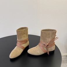 isabel marant 新款秀场 “酷奢游牧风,图腾刺绣与串珠流苏等丰富了款式的呈现,或粗犷、或细腻 isabel marant 新款秀场 “酷奢游牧风,图腾刺绣与串珠流苏等丰富了款式的呈现,或粗犷、或细腻