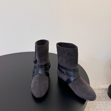 isabel marant 新款秀场 “酷奢游牧风,图腾刺绣与串珠流苏等丰富了款式的呈现,或粗犷、或细腻 isabel marant 新款秀场 “酷奢游牧风,图腾刺绣与串珠流苏等丰富了款式的呈现,或粗犷、或细腻