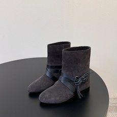 isabel marant 新款秀场 “酷奢游牧风,图腾刺绣与串珠流苏等丰富了款式的呈现,或粗犷、或细腻 isabel marant 新款秀场 “酷奢游牧风,图腾刺绣与串珠流苏等丰富了款式的呈现,或粗犷、或细腻