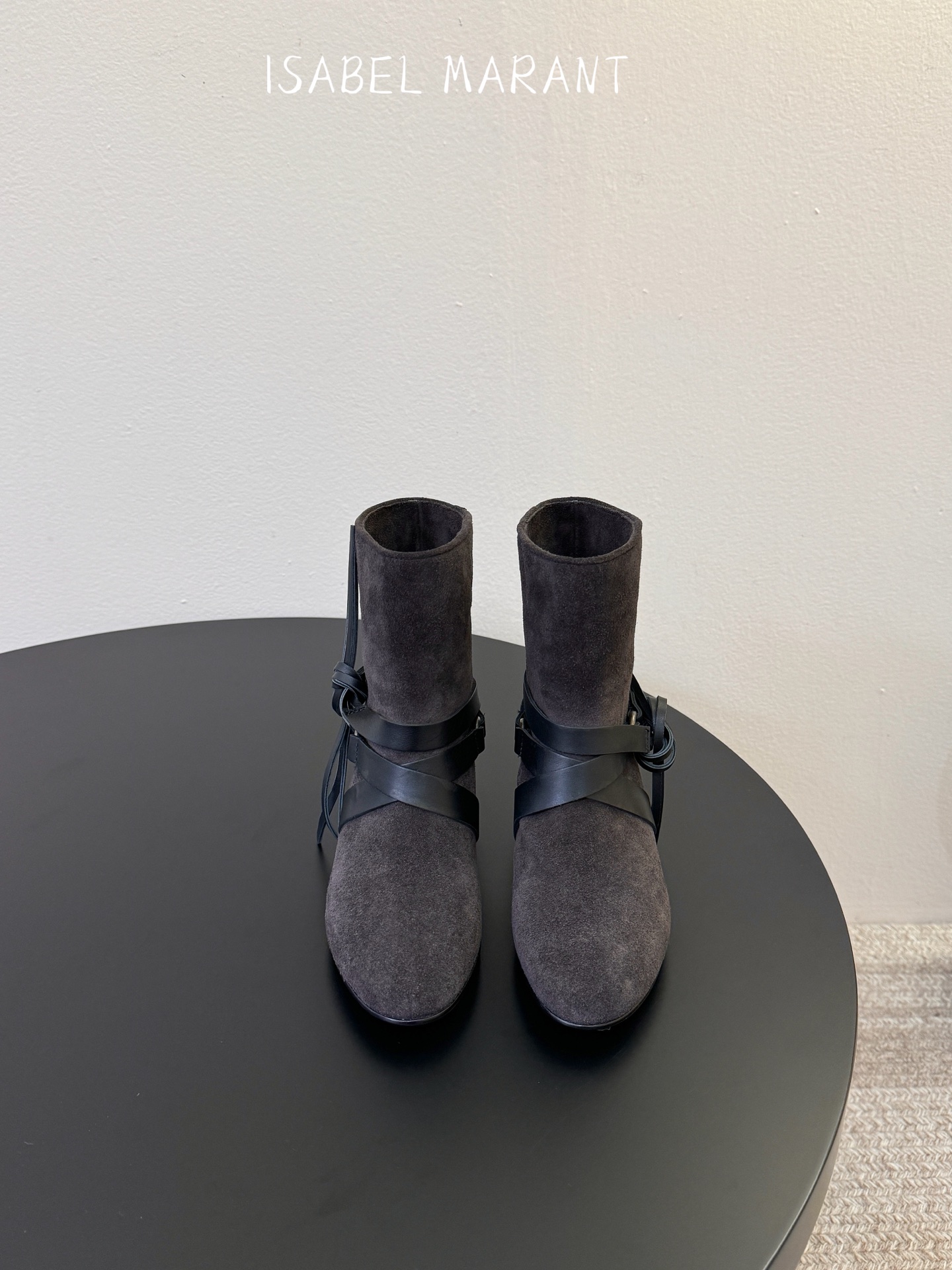 isabel marant 新款秀场 “酷奢游牧风，图腾刺绣与串珠流苏等丰富了款式的呈现，或粗犷、或细腻