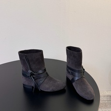 isabel marant 新款秀场 “酷奢游牧风,图腾刺绣与串珠流苏等丰富了款式的呈现,或粗犷、或细腻 isabel marant 新款秀场 “酷奢游牧风,图腾刺绣与串珠流苏等丰富了款式的呈现,或粗犷、或细腻