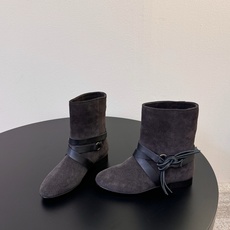 isabel marant 新款秀场 “酷奢游牧风,图腾刺绣与串珠流苏等丰富了款式的呈现,或粗犷、或细腻 isabel marant 新款秀场 “酷奢游牧风,图腾刺绣与串珠流苏等丰富了款式的呈现,或粗犷、或细腻