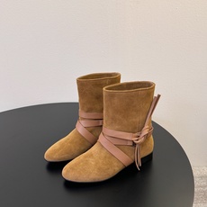 isabel marant 新款秀场 “酷奢游牧风,图腾刺绣与串珠流苏等丰富了款式的呈现,或粗犷、或细腻 isabel marant 新款秀场 “酷奢游牧风,图腾刺绣与串珠流苏等丰富了款式的呈现,或粗犷、或细腻