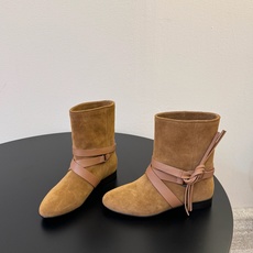 isabel marant 新款秀场 “酷奢游牧风,图腾刺绣与串珠流苏等丰富了款式的呈现,或粗犷、或细腻 isabel marant 新款秀场 “酷奢游牧风,图腾刺绣与串珠流苏等丰富了款式的呈现,或粗犷、或细腻