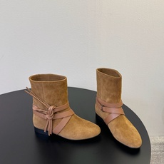 isabel marant 新款秀场 “酷奢游牧风,图腾刺绣与串珠流苏等丰富了款式的呈现,或粗犷、或细腻 isabel marant 新款秀场 “酷奢游牧风,图腾刺绣与串珠流苏等丰富了款式的呈现,或粗犷、或细腻