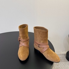 isabel marant 新款秀场 “酷奢游牧风,图腾刺绣与串珠流苏等丰富了款式的呈现,或粗犷、或细腻 isabel marant 新款秀场 “酷奢游牧风,图腾刺绣与串珠流苏等丰富了款式的呈现,或粗犷、或细腻