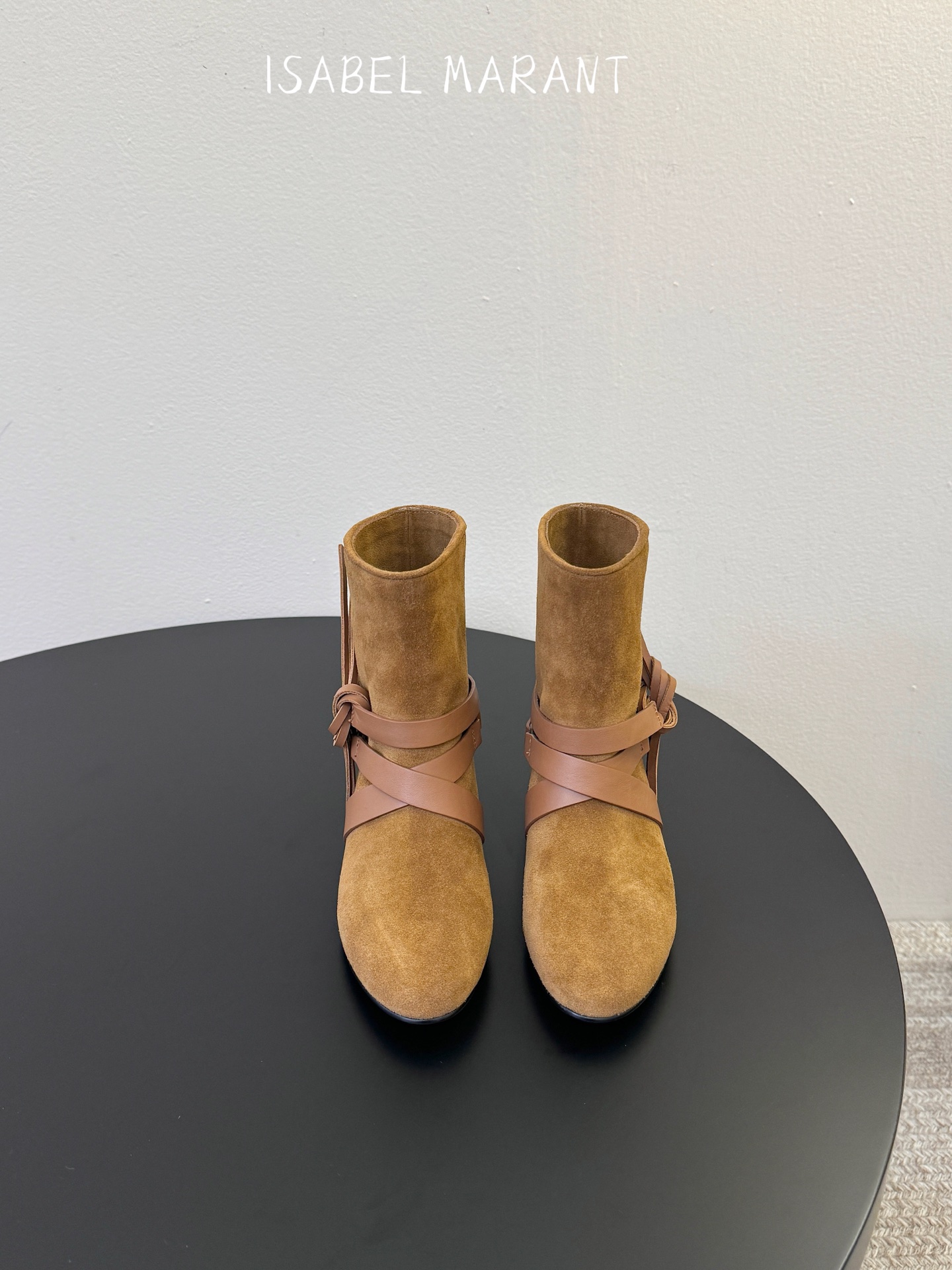 isabel marant 新款秀场 “酷奢游牧风，图腾刺绣与串珠流苏等丰富了款式的呈现，或粗犷、或细腻