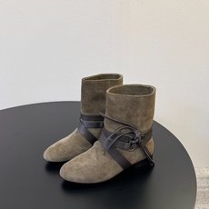 isabel marant 新款秀场 “酷奢游牧风,图腾刺绣与串珠流苏等丰富了款式的呈现,或粗犷、或细腻 isabel marant 新款秀场 “酷奢游牧风,图腾刺绣与串珠流苏等丰富了款式的呈现,或粗犷、或细腻
