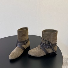 isabel marant 新款秀场 “酷奢游牧风,图腾刺绣与串珠流苏等丰富了款式的呈现,或粗犷、或细腻 isabel marant 新款秀场 “酷奢游牧风,图腾刺绣与串珠流苏等丰富了款式的呈现,或粗犷、或细腻