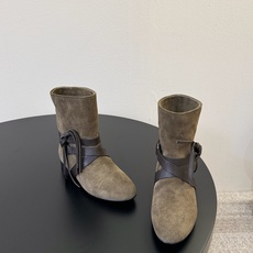 isabel marant 新款秀场 “酷奢游牧风,图腾刺绣与串珠流苏等丰富了款式的呈现,或粗犷、或细腻 isabel marant 新款秀场 “酷奢游牧风,图腾刺绣与串珠流苏等丰富了款式的呈现,或粗犷、或细腻