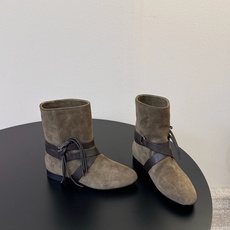 isabel marant 新款秀场 “酷奢游牧风,图腾刺绣与串珠流苏等丰富了款式的呈现,或粗犷、或细腻 isabel marant 新款秀场 “酷奢游牧风,图腾刺绣与串珠流苏等丰富了款式的呈现,或粗犷、或细腻