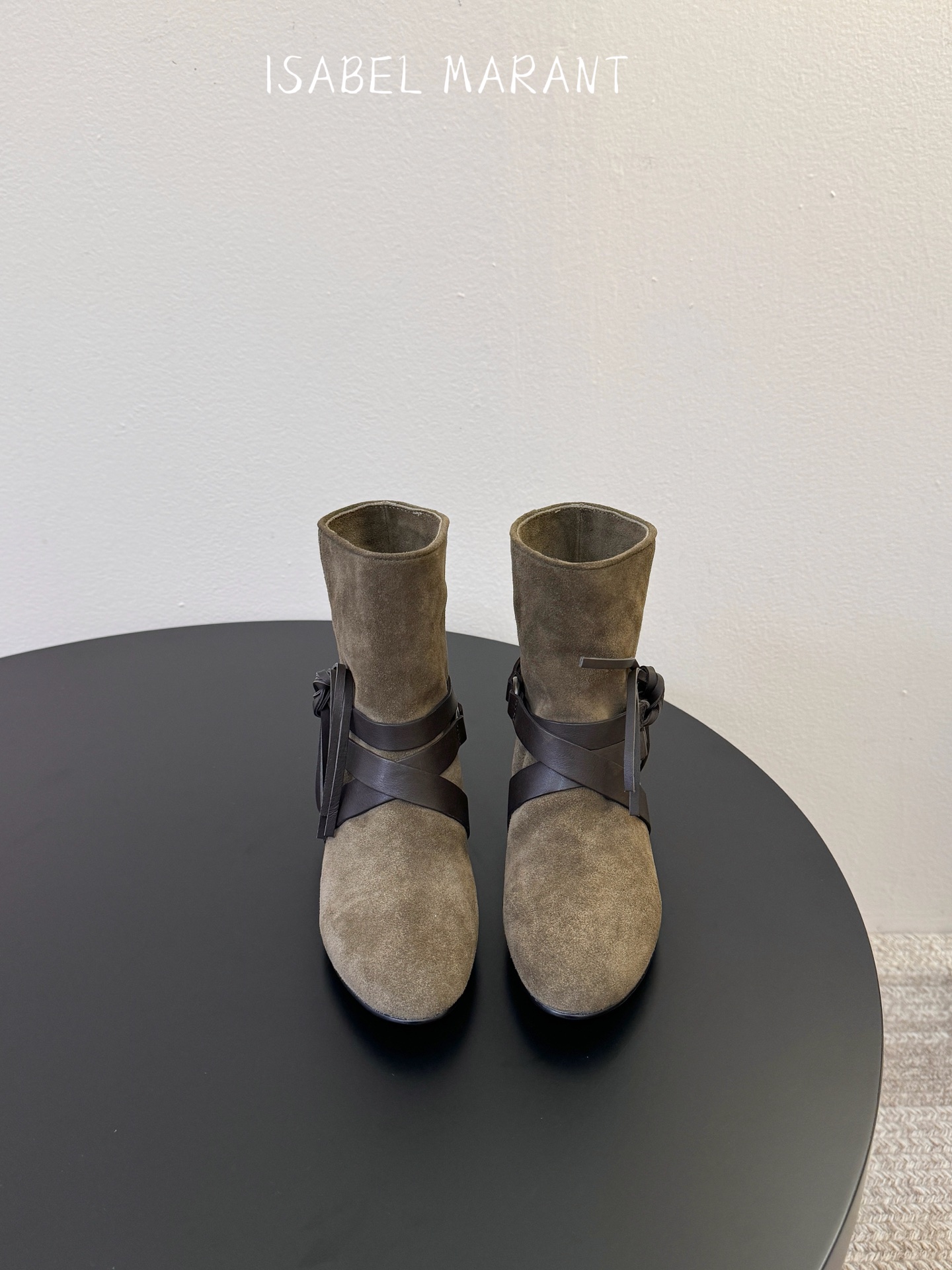 isabel marant 新款秀场 “酷奢游牧风，图腾刺绣与串珠流苏等丰富了款式的呈现，或粗犷、或细腻