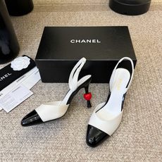 Chane*26ss夏季新款拼色尖头高跟凉鞋自带优雅复古感的拼色T字带高跟凉鞋,利落的尖头剪裁搭配经典的 Chane*26ss夏季新款拼色尖头高跟凉鞋自带优雅复古感的拼色T字带高跟凉鞋,利落的尖头剪裁搭配经典的