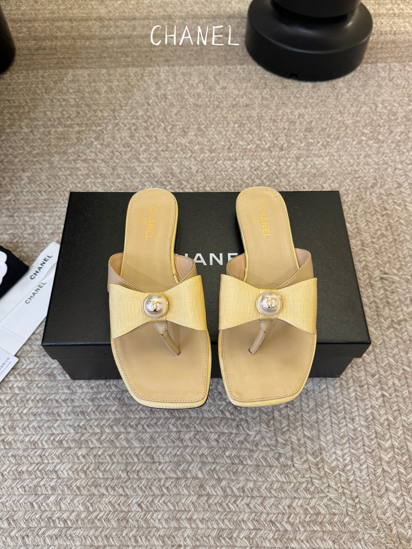 Chanel26SS新款蝴蝶结夹脚凉拖双C夹脚凉拖｜春夏穿搭神器经典双C元素+极简夹脚设计，高级感拉满，