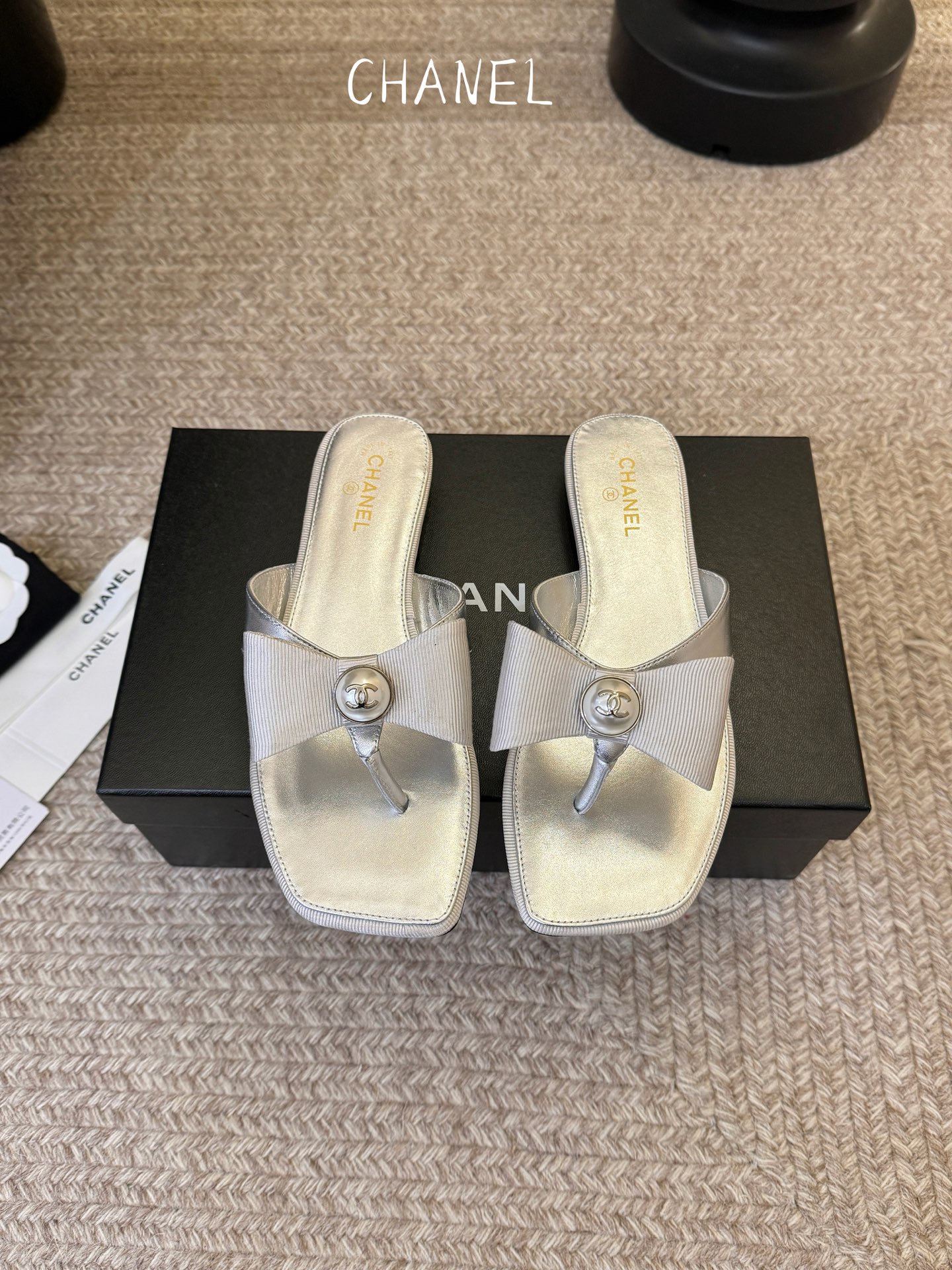 Chanel26SS新款蝴蝶结夹脚凉拖双C夹脚凉拖｜春夏穿搭神器经典双C元素+极简夹脚设计，高级感拉满，