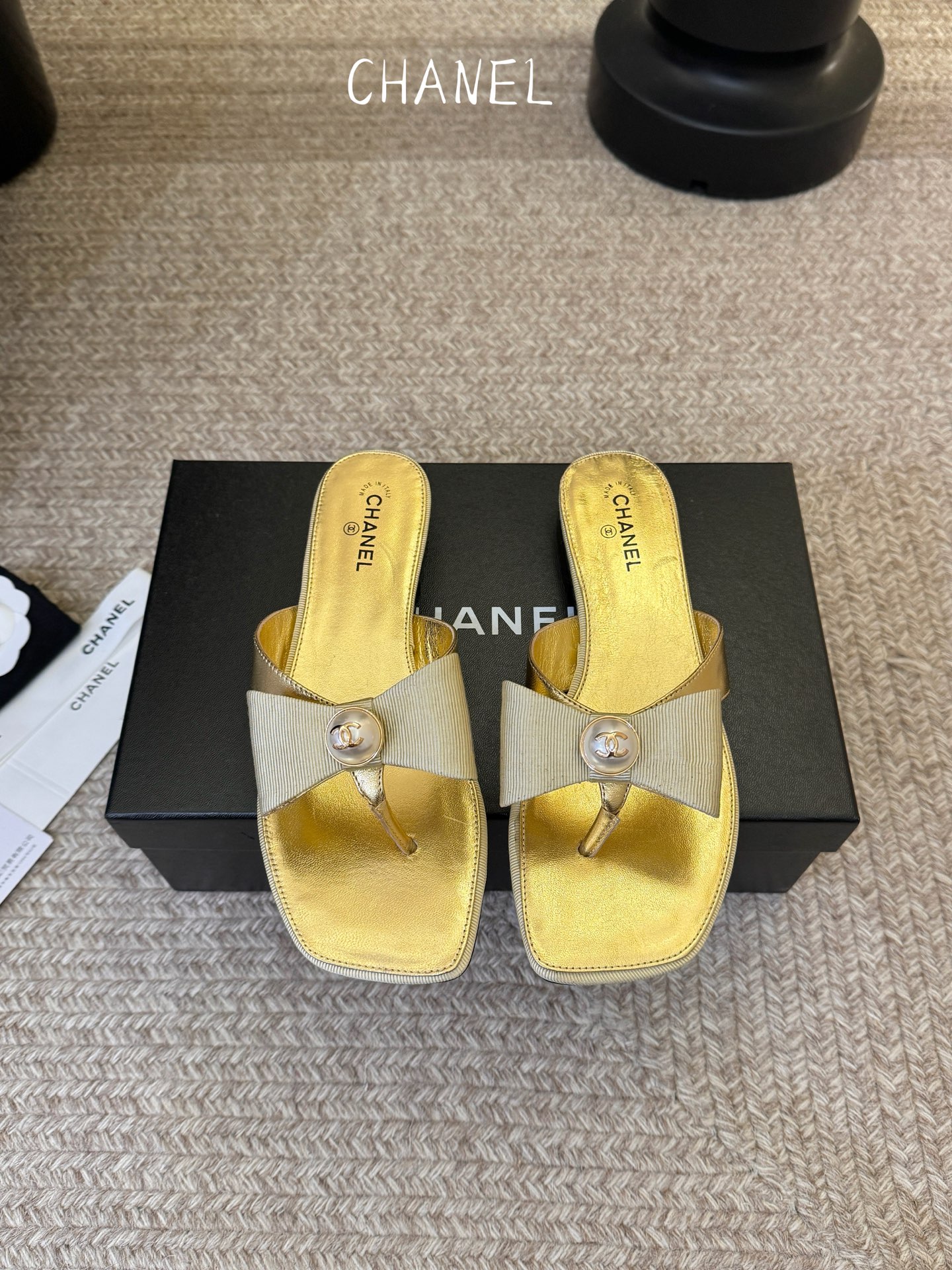 Chanel26SS新款蝴蝶结夹脚凉拖双C夹脚凉拖｜春夏穿搭神器经典双C元素+极简夹脚设计，高级感拉满，