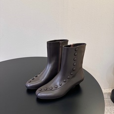 Cotem* 𝟐𝟔𝐀𝐖新品纽扣复古短靴|温润格调打破张扬审美古典线条与现代简约相互融合 每一步都透出从 Cotem* 𝟐𝟔𝐀𝐖新品纽扣复古短靴|温润格调打破张扬审美古典线条与现代简约相互融合 每一步都透出从