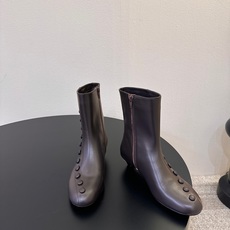 Cotem* 𝟐𝟔𝐀𝐖新品纽扣复古短靴|温润格调打破张扬审美古典线条与现代简约相互融合 每一步都透出从 Cotem* 𝟐𝟔𝐀𝐖新品纽扣复古短靴|温润格调打破张扬审美古典线条与现代简约相互融合 每一步都透出从