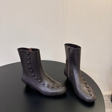 Cotem* 𝟐𝟔𝐀𝐖新品纽扣复古短靴|温润格调打破张扬审美古典线条与现代简约相互融合 每一步都透出从 Cotem* 𝟐𝟔𝐀𝐖新品纽扣复古短靴|温润格调打破张扬审美古典线条与现代简约相互融合 每一步都透出从