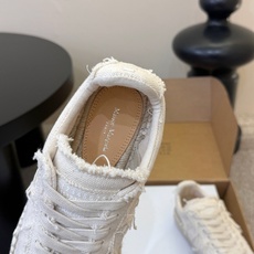 MaisonMargiela MM6 马吉拉 做旧厚底 德训鞋 休闲 运动鞋这一款德国训练鞋延续了经典的 MaisonMargiela MM6 马吉拉 做旧厚底 德训鞋 休闲 运动鞋这一款德国训练鞋延续了经典的