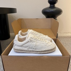 MaisonMargiela MM6 马吉拉 做旧厚底 德训鞋 休闲 运动鞋这一款德国训练鞋延续了经典的 MaisonMargiela MM6 马吉拉 做旧厚底 德训鞋 休闲 运动鞋这一款德国训练鞋延续了经典的